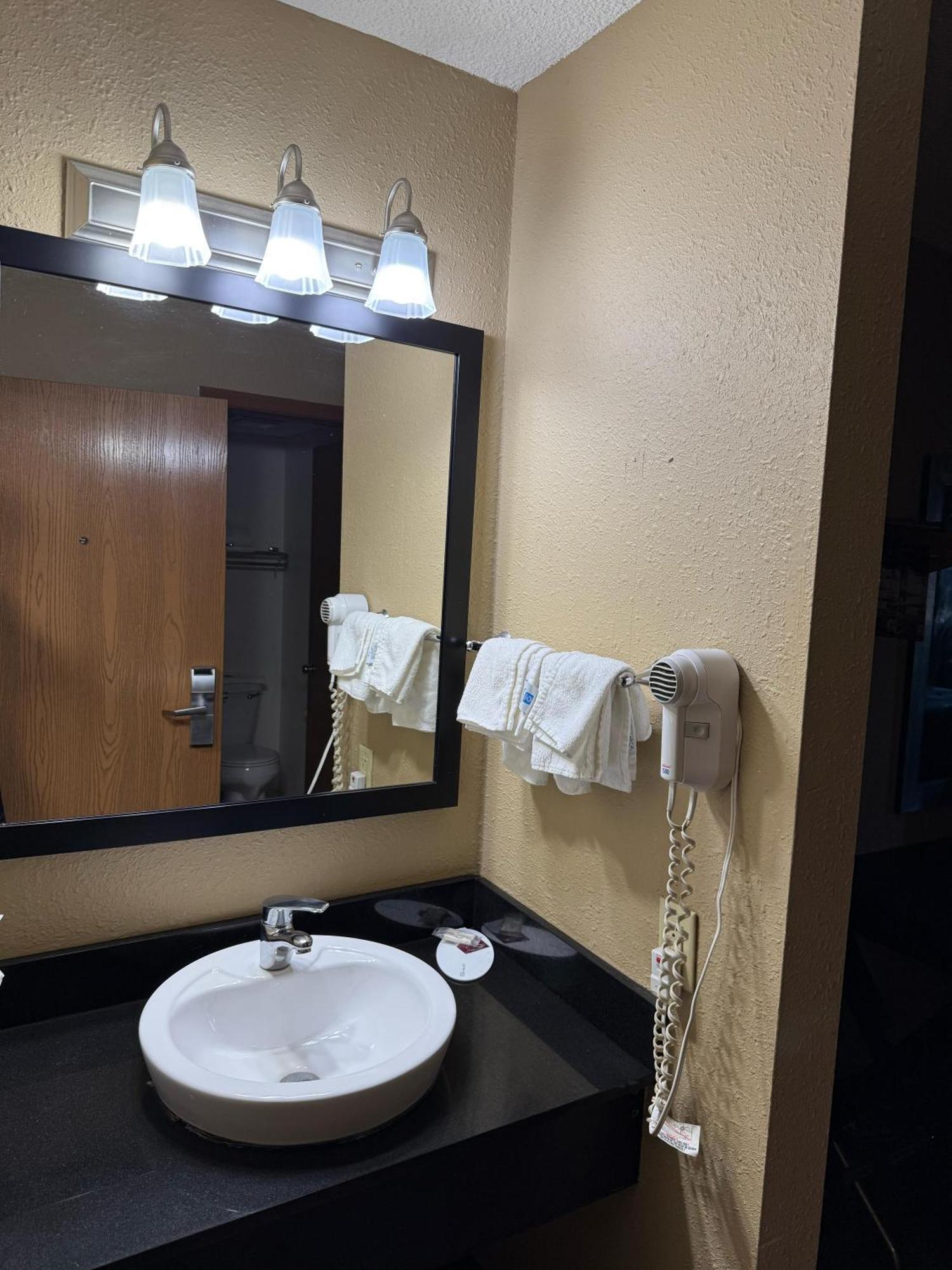 Super 8 By Wyndham Mendota I-39 Ξενοδοχείο Εξωτερικό φωτογραφία
