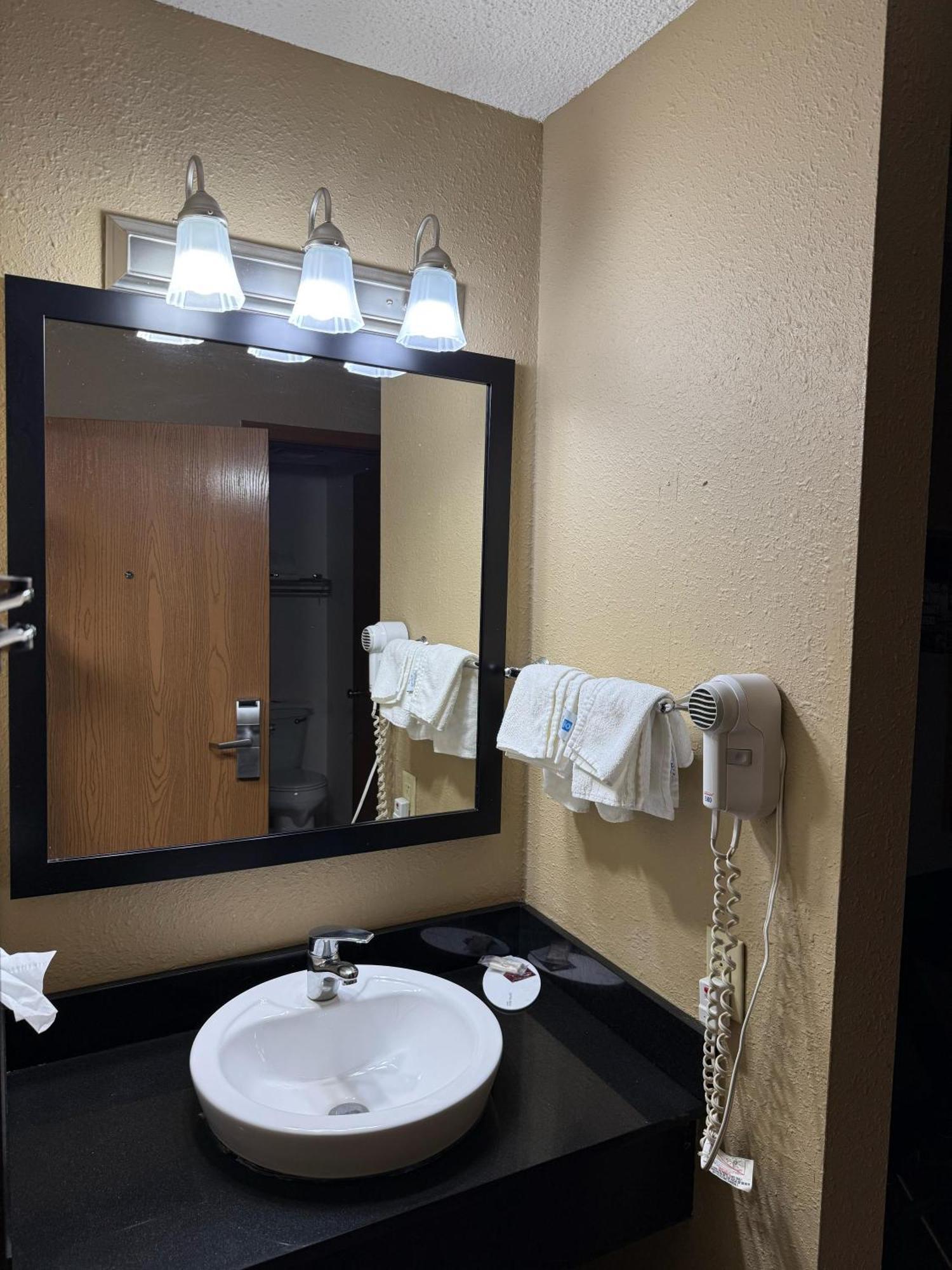 Super 8 By Wyndham Mendota I-39 Ξενοδοχείο Εξωτερικό φωτογραφία