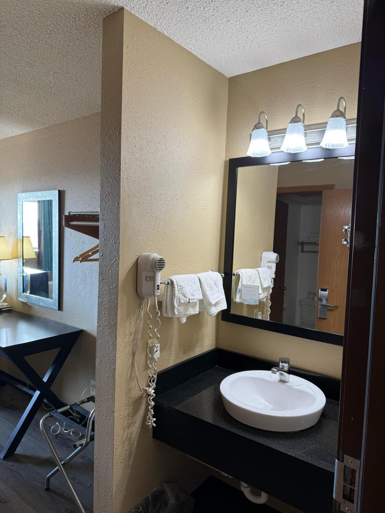 Super 8 By Wyndham Mendota I-39 Ξενοδοχείο Εξωτερικό φωτογραφία